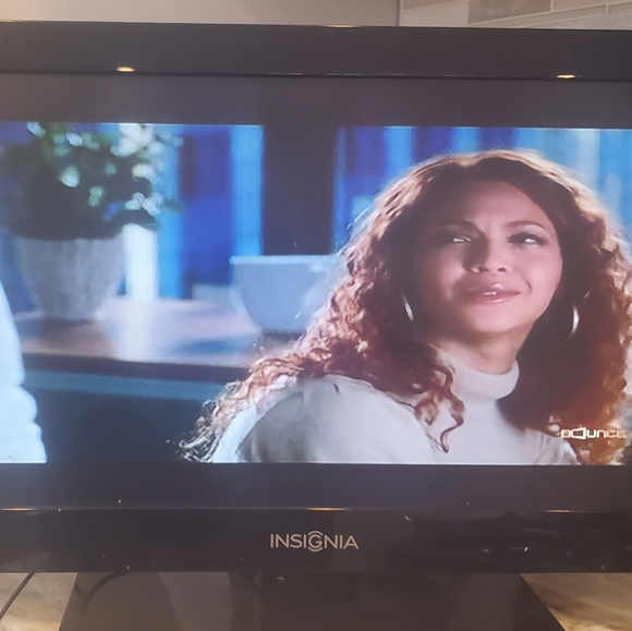 Insignia 19" LED TV NS-19E310A13 W/Remote - Picture 4 of 16